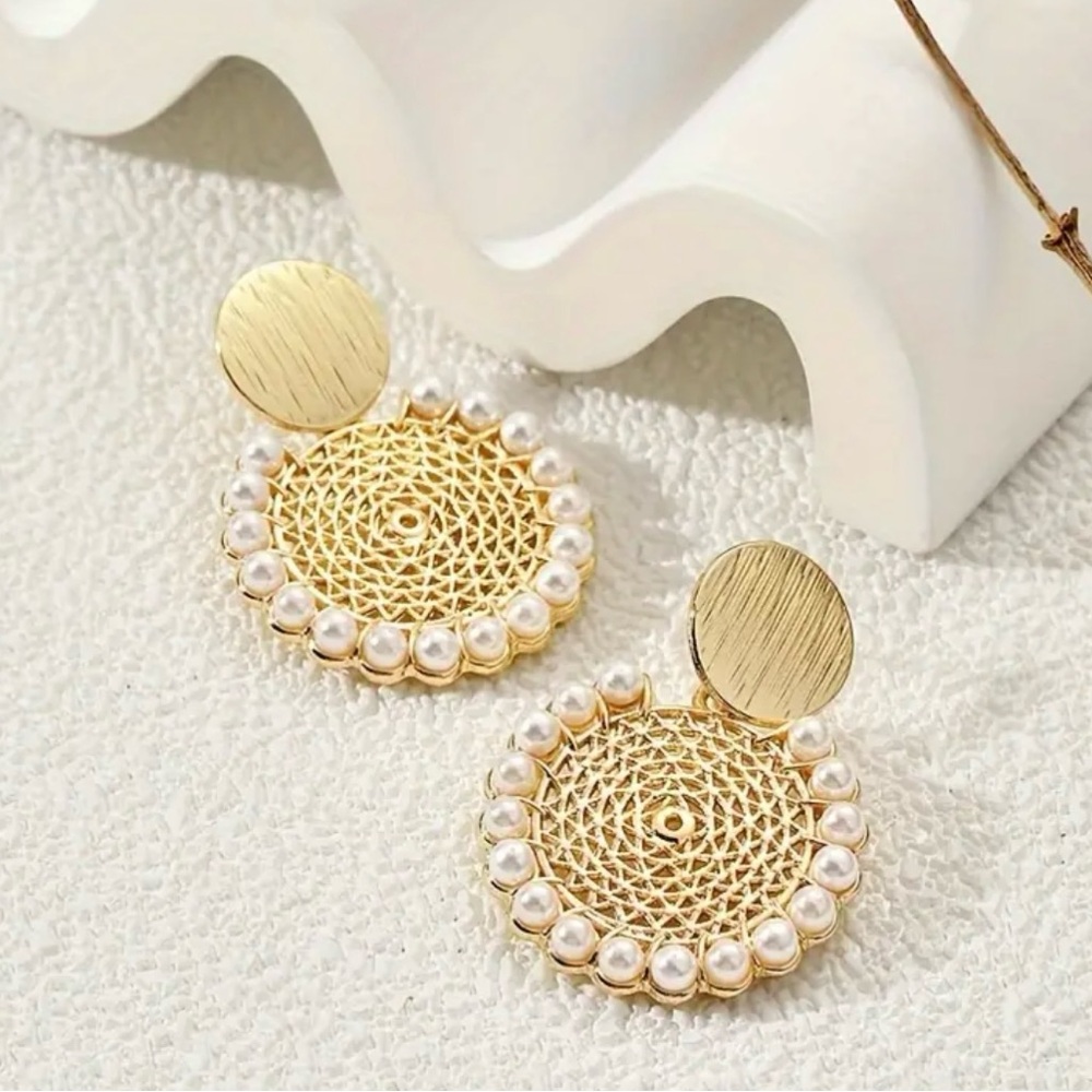 Faux pearl earrings - Picture 4 of 4